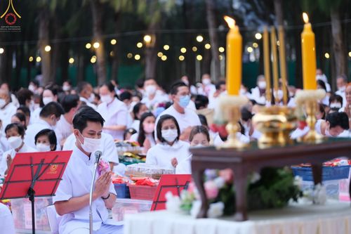 ภาพ No.69560:พิธีตักบาตรพระธรรมยาตราฯ ในโครงการธรรมยาตรากตัญญูบูชา มหาปูชนียาจารย์ พระมงคลเทพมุนี(สด จนฺทสโร) พระผู้ปราบมาร ปีที่ 11 ณ อนุสรณ์สถานลำดับที่ 1 สถานที่เกิดด้วยรูปกายเนื้อ อนุสรณ์สถานมหาวิหารพระมงคลเทพมุนี อ.สองพี่น้อง จ.สุพรรณบุรี