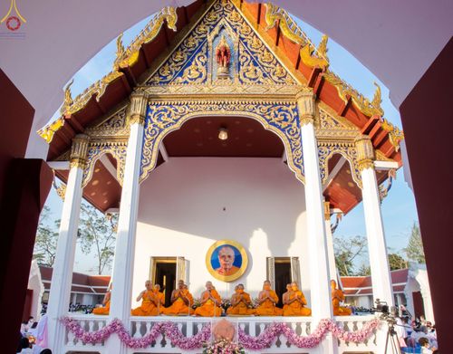 ภาพ No.73641:พิธีตักบาตรพระธรรมยาตราฯ ในโครงการธรรมยาตรากตัญญูบูชา มหาปูชนียาจารย์ พระมงคลเทพมุนี(สด จนฺทสโร) พระผู้ปราบมาร ปีที่ 11 ณ อนุสรณ์สถานลำดับที่ 4 สถานที่เกิดด้วยกายธรรม วัดโบสถ์ (บน) บางคูเวียง อ.บางกรวย จ.นนทบุรี วันที่ 22 มกราคม พ.ศ. 2566