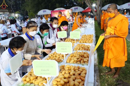 พิธีถวายภัตตาหารเป็นสังฆทาน แด่คณะพระธรรมยาตราฯ ในโครงการธรรมยาตราฯ ปีที่ 11 ณ อนุสรณ์สถานมหาวิหารพระมงคลเทพมุนี อ.สองพี่น้อง จ.สุพรรณบุรี วันที่ 4 และ 5 มกราคม พ.ศ. 2566