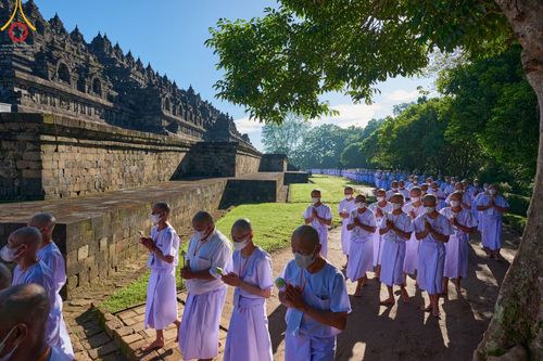 ภาพ No.68173:พิธีเวียนประทักษิณ และวันทาพระมหาเจดีย์บรมพุทโธ ของนาคธรรมทายาท ประเทศอินโดนีเซีย วันที่ 17 ธันวาคม พ.ศ. 2565