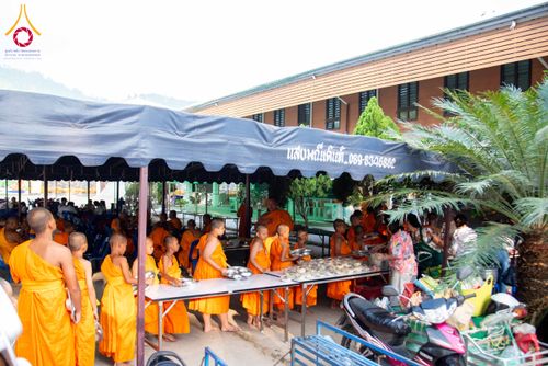 ภาพ No.321769:วันที่ 12 เมษายน พ.ศ.2569 ตักบาตรสงกรานต์ฉลองสามเณรใหม่  ณ ศูนย์ปฏิบัติธรรมระยอง(บ้านช่องลม)