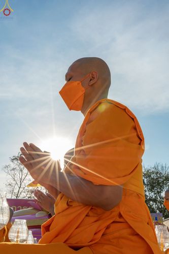 ภาพ No.73216:พิธีจุดประทีปถวายเป็นพุทธบูชา และบูชาธรรมมหาปูชนียาจารย์ ในโครงการธรรมยาตรากตัญญูบูชา มหาปูชนียาจารย์ พระมงคลเทพมุนี(สด จนฺทสโร) พระผู้ปราบมาร ปีที่ 11 ณ อนุสรณ์สถานลำดับที่ 4 สถานที่เกิดด้วยกายธรรม วัดโบสถ์ (บน) บางคูเวียง อ.บางกรวย จ.นนทบุรี วันที่ 21 