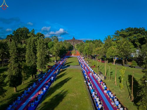 ภาพ No.68345:พิธีตักบาตร ณ พระมหาเจดีย์บรมพุทโธ ประเทศอินโดนีเซีย วันที่ 18 ธันวาคม พ.ศ. 2565