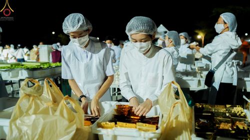 ภาพ No.73029:พิธีถวายภัตตาหารเป็นสังฆทาน แด่คณะพระธรรมยาตราฯ ในโครงการธรรมยาตรากตัญญูบูชา มหาปูชนียาจารย์ พระมงคลเทพมุนี(สด จนฺทสโร) พระผู้ปราบมาร อนุสรณ์สถาน 7 แห่ง ปีที่ 11 วันที่ 21 มกราคม พ.ศ. 2566