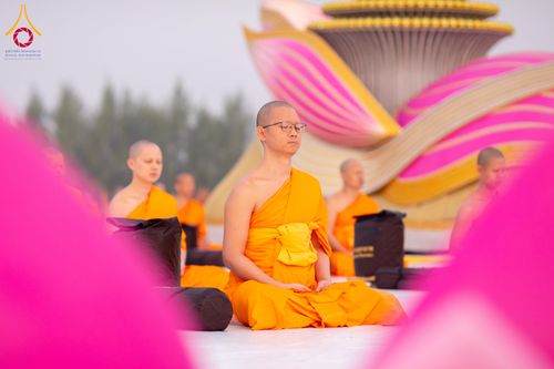 ภาพ No.299749:วันที่ 19 มกราคม พ.ศ.2569 พระธรรมยาตราปฏิบัติธรรมและถ่ายภาพหมู่ประวัติศาสตร์ ณ อนุสรณ์สถานลำดับที่ 5 สถานที่เผยแผ่วิชชาธรรมกายครั้งแรก  อนุสรณ์สถานบางปลาวัดบางปลา อ.บางเลน จ.นครปฐม ในโครงการธรรมยาตรา กตัญญูบูชา มหาปูชนียาจารย์ พระมงคลเทพมุนี(สด จนฺทสโร) 