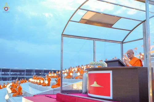 ภาพ No.81746:พิธีจุดวิสาขประทีปและเวียนประทักษิณ เนื่องในวันวิสาขบูชา วันเสาร์ที่ 3 มิถุนายน 2566 ณ ลานธรรมพระมหาธรรมกายเจดีย์ วัดพระธรรมกาย จ.ปทุมธานี