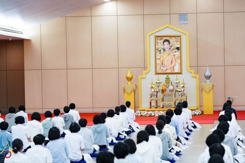 ภาพ No.67567:คณะสงฆ์วัดพระธรรมกาย และศูนย์ส่งเสริมทั่วโลกเจริญพระพุทธมนต์ และปฏิบัติธรรมเจริญสมาธิภาวนาเพื่อถวายพระพรชัยมงคลแด่ สมเด็จพระเจ้าลูกเธอ เจ้าฟ้าพัชรกิติยาภา นเรนทิราเทพยวดี กรมหลวงราชสาริณีสิรพัชร มหาวัชรราธิดา