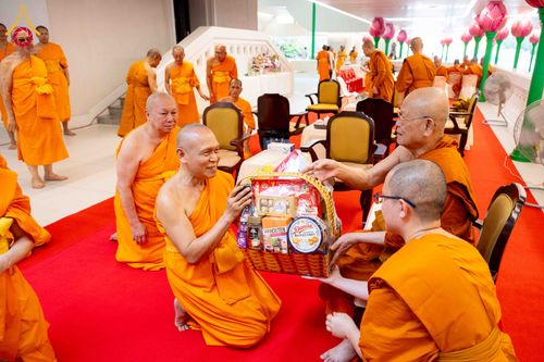 ภาพ No.308960:วันอาทิตย์ที่ 8 กุมภาพันธ์ พ.ศ. 2569  พิธีต้อนรับพระบัญชาสมเด็จพระสังฆราช แต่งตั้ง  “พระครูปลัดรัตนวีรวัฒน์” (รังสฤษดิ์ อิทฺธิจินฺตโก) เจ้าอาวาสวัดพระธรรมกาย ให้ดำรงตำแหน่ง “ที่ปรึกษาเจ้าคณะจังหวัดปทุมธานี”