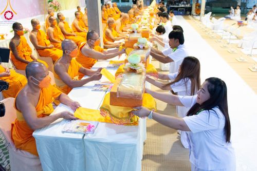 ภาพ No.106286:พิธีถวายภัตตาหารเป็นสังฆทาน แด่คณะพระธรรมยาตราฯ ในโครงการธรรมยาตรากตัญญูบูชา มหาปูชนียาจารย์ พระมงคลเทพมุนี(สด จนฺทสโร) พระผู้ปราบมาร อนุสรณ์สถาน 7 แห่ง ปีที่ 12 วันที่ 5 มกราคม พ.ศ. 2567 ณ อนุสรณ์สถานโลตัสแลนด์ จ.สุพรรณบุรี