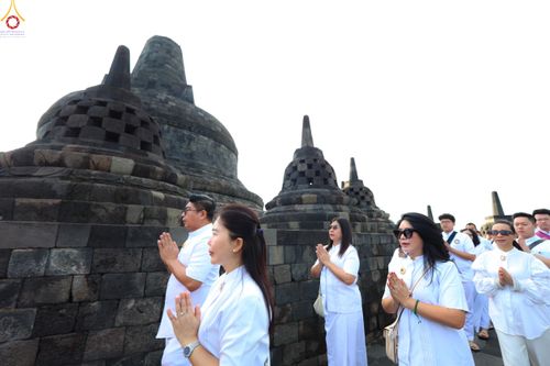 ภาพ No.330039:วันที่ 27-29 พฤษภาคม พ.ศ.2569 MBMI Tangerang (Majelis Agama Buddha Mahanikaya) ได้มีการเตรียมงานเพื่อจัดงานวิสาขบูชานานาชาติ  ชึ่งในงานจะมีการจุดประทีปโคมลาน โคมลอย กว่า 20,000 ดวง  เพื่อน้อมถวายเป็นพุทธบูชา และเพื่อเป็นการกระชับสัมพันธมิตรภาพ