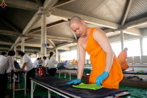 ภาพ No.322351:วันที่ 16 เมษายน พ.ศ.2569 การจัดเตรียมเบาะรองนอน เช็ดทำความสะอาด  เพื่องานถวายมหาสังฆทาน 40,000 กว่าวัดทั่วประเทศ วันคุ้มครองโลก 22 เมษายน พ.ศ.2569 วัดพระธรรมกาย