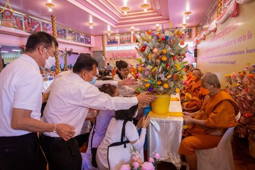 ภาพ No.73688:พิธีเจริญพระพุทธมนต์ ปฏิบัติธรรม มอบทุนการศึกษา ถวายสังฆทาน 106 วัด เพื่อถวายเป็นพุทธบูชา และขับเคลื่อนโครงการหมู่บ้านรักษาศีล 5  โดยคณะสงฆ์จังหวัดนนทบุรี คณะศิษยานุศิษย์วัดพระธรรมกาย โครงการธรรมยาตราฯ ปีที่ 11 ณ วัดตะเคียน อ.บางกรวย จ.นนทบุรี วันที่ 21 