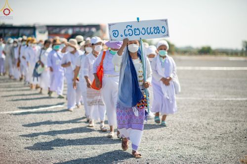 ภาพ No.69419:พิธีจุดประทีปถวายเป็นพุทธบูชา และบูชาธรรมมหาปูชนียาจารย์ ในโครงการธรรมยาตรากตัญญูบูชา มหาปูชนียาจารย์ พระมงคลเทพมุนี(สด จนฺทสโร) พระผู้ปราบมาร ปีที่ 11 ณ อนุสรณ์สถานมหาวิหารพระมงคลเทพมุนี อ.สองพี่น้อง จ.สุพรรณบุรี