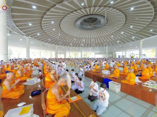 ภาพ No.75417:พิธีสวดพระพุทธมนต์และถวายภัตตาหารเป็นสังฆทาน เนื่องในวันมหาปูชนียาจารย์ วันที่ 3 กุมภาพันธ์ พ.ศ. 2565 ณ วัดพระธรรมกาย อ.คลองหลวง จ.ปทุมธานี