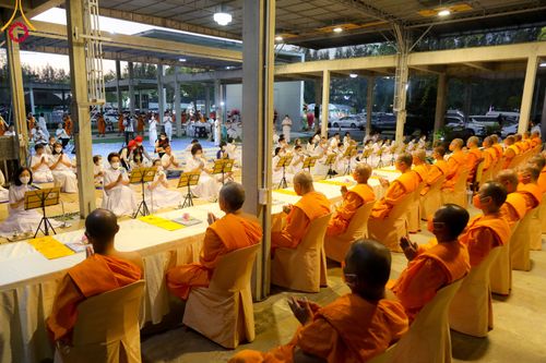 ภาพ No.106003:พิธีถวายภัตตาหารเป็นสังฆทาน แด่คณะพระธรรมยาตราฯ ในโครงการธรรมยาตรากตัญญูบูชา มหาปูชนียาจารย์ พระมงคลเทพมุนี(สด จนฺทสโร) พระผู้ปราบมาร อนุสรณ์สถาน 7 แห่ง ปีที่ 12 วันที่ 3 มกราคม พ.ศ. 2567 ณ อนุสรณ์สถานโลตัสแลนด์ จ.สุพรรณบุรี