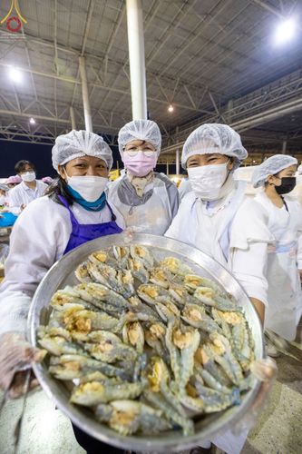 ภาพ No.75103:พิธีถวายภัตตาหารเป็นสังฆทาน แด่คณะพระธรรมยาตราฯ ในโครงการธรรมยาตรากตัญญูบูชา มหาปูชนียาจารย์ พระมงคลเทพมุนี(สด จนฺทสโร) พระผู้ปราบมาร อนุสรณ์สถาน 7 แห่ง ปีที่ 11 วันที่ 31 มกราคม พ.ศ. 2566