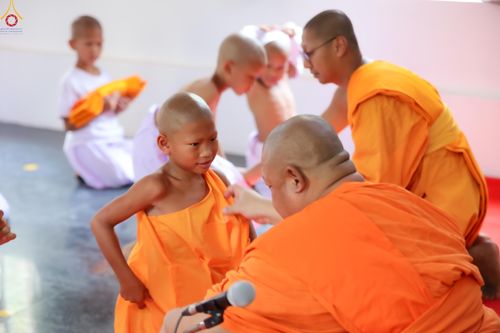 ภาพ No.317980:วันพฤหัสบดีที่ 2 เมษายน พ.ศ.2569 พิธีปลงผม , พิธีขอขมามอบบาตรและผ้าไตร , พิธีบรรพชาสามเณร จำนวน 28 รูป   ณ วัดโซกเป็ดอภิญญาโณ ต.เมืองเก่า อ.เมือง จ.สุโขทัย