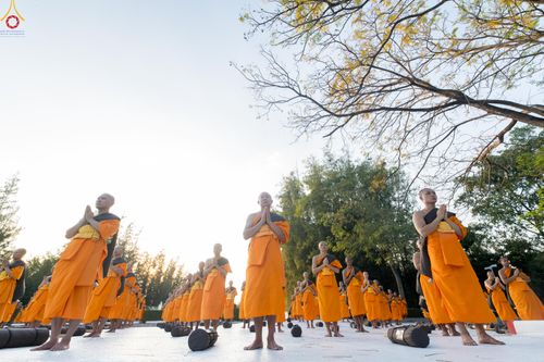 ภาพ No.281673:วันที่ 24 ธันวาคม พ.ศ.2568 พระธรรมยาตรา ปฏิบัติธรรม และถ่ายภาพหมู่ประวัติศาสตร์ ณ ลานหน้ามหาวิหารพระมงคลเทพมุนีฯ วัดพระธรรมกาย