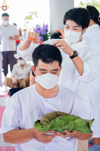 ภาพ No.65651:พิธีปลงผมและพิธีขอขมา มอบบาตรกับผ้าไตร ในโครงการอุปสมบทบูชาธรรม มหาปูชนียาจารย์ประจำปี 2565 ณ ศูนย์ปฎิบัติธรรมสมุทรปราการ(บางบ่อ)  วันอาทิตย์ที่ 20 พฤศจิกายน พ.ศ. 2565