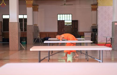 ภาพ No.65931:เจ้าหน้าที่สำนักศรัทธาภิบาล เตรียมงานอุปสมบท ที่วัดป่าโมกวรวิหาร จ.อ่างทอง วันที่ 6 ธันวาคม พ.ศ.2565