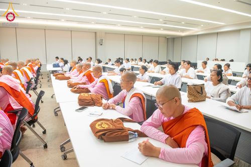 ภาพ No.325354:วันที่ 24 เมษายน พ.ศ.2569  หลวงพ่อทัตตชีโว รองเจ้าอาวาสวัดพระธรรมกาย ถวายการต้อนรับและปฏิสันถารคณะแม่ชีชาวเมียนมา