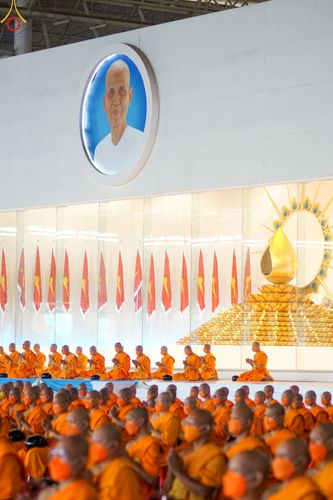 ภาพ No.81469:พิธีตักบาตร ข้าวสารอาหารแห้ง และพิธีบูชาข้าวพระ ณ สภาธรรมกายสากล วัดพระธรรมกาย วันเสาร์ที่ 3 มิถุนายน 2566