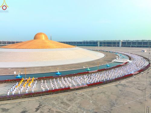 ภาพ No.79716:พิธีเวียนประทักษิณ ณ พระมหาธรรมกายเจดีย์ และพิธีวันทาเจดีย์ ในโครงการบรรพชาสามเณรฟื้นฟูพระพุทธศาสนาทั่วไทย วันเสาร์ที่ 8 เมษายน พ.ศ.2566