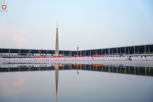 ภาพ No.79088:พิธีอัญเชิญองค์พระบรมพุทธเจ้า 24 องค์ เวียนประทักษิณรอบพระมหาธรรมกายเจดีย์ ณ วัดพระธรรมกาย  วันที่ 2 เมษายน พ.ศ. 2566