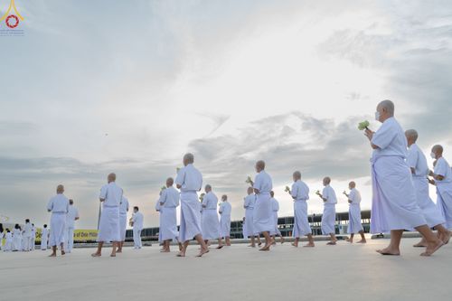 ภาพ No.84062:พิธีเวียนประทักษิณ พิธีวันทาเจดีย์ พิธีขอขมา และมอบผ้าไตร  ในโครงการบรรพชาอุปสมบทหมู่ธรรมทายาทรุ่นเข้าพรรษา และโครงการบรรพชาสามเณรโรงเรียนนานาชาติ รุ่นที่12 ในวันเสาร์ที่ 22 กรกฎาคม พ.ศ. 2566