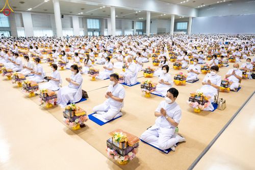 ภาพ No.84450:พิธีถวายผ้าอาบน้ำฝนและประทีปโคมไฟ ในวันอาสาฬหบูชา ณ ห้องแก้วสารพัดนึก 1 วัดพระธรรมกาย วันอังคารที่ 1 สิงหาคม พ.ศ. 2566