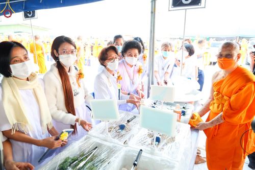 ภาพ No.74538:พิธีถวายภัตตาหารเป็นสังฆทาน แด่คณะพระธรรมยาตราฯ ในโครงการธรรมยาตรากตัญญูบูชา มหาปูชนียาจารย์ พระมงคลเทพมุนี(สด จนฺทสโร) พระผู้ปราบมาร อนุสรณ์สถาน 7 แห่ง ปีที่ 11 วันที่ 27 มกราคม พ.ศ. 2566