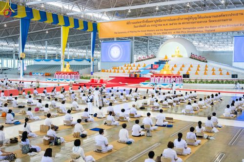 ภาพ No.83661:พิธีวางแผ่นจารึกชื่อและพิธีวางพวงมาลัยสักการะพระประธาน วันอาทิตย์ที่ 16 กรกฎาคม พ.ศ. 2566 ณ รัตนบัลลังก์ สภาธรรมกายสากล วัดพระธรรมกาย