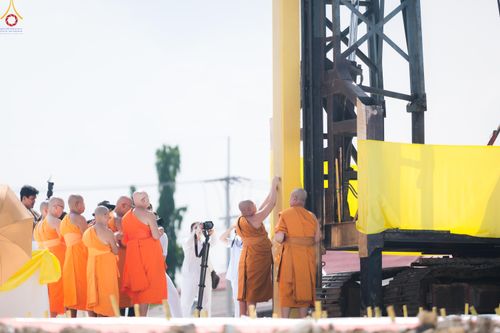ภาพ No.331401:วันที่ 31 พฤษภาคม พ.ศ.2569 พิธีทอดผ้าป่าและตอกเสาเข็มมงคลต้นแรก องค์พระเจดีย์เพื่อสร้างสันติภาพโลก  ณ ธุดงคสถานพัฒนานิคม จังหวัดลพบุรี