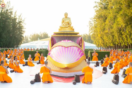 ภาพ No.281619:วันที่ 24 ธันวาคม พ.ศ.2568 พระธรรมยาตรา ปฏิบัติธรรม และถ่ายภาพหมู่ประวัติศาสตร์ ณ ลานหน้ามหาวิหารพระมงคลเทพมุนีฯ วัดพระธรรมกาย