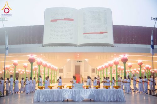 ภาพ No.298061:วันเสาร์ที่ 17 มกราคม พ.ศ. 2569 พิธีบรรพชาอุปสมบท โครงการอุปสมบทหมู่ บูชาธรรมครบ 117 ปี คุณยายอาจารย์มหารัตนอุบาสิกาจันทร์ ขนนกยูง  ณ อุโบสถพระไตรปิฎก วัดพระธรรมกาย