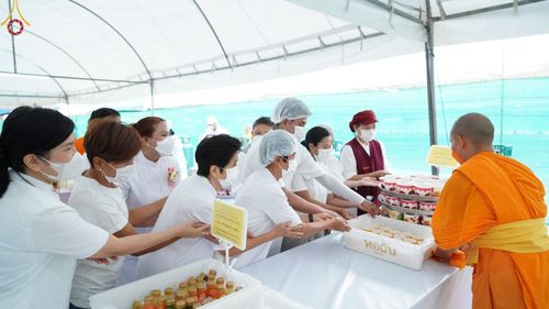 ภาพ No.69945:พิธีถวายภัตตาหารเป็นสังฆทาน แด่คณะพระธรรมยาตราฯ ในโครงการธรรมยาตราฯ ปีที่ 11 ณ อนุสรณ์สถานมหาวิหารพระมงคลเทพมุนี อ.สองพี่น้อง จ.สุพรรณบุรี วันที่ 9 มกราคม พ.ศ. 2566