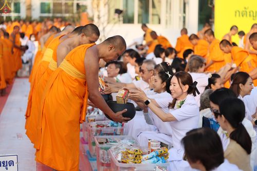 ภาพ No.294492:วันที่ 14 มกราคม พ.ศ. 2569 พิธีตักบาตรพระธรรมยาตรา ณ วัดสองพี่น้อง ต.ต้นตาล อ.สองพี่น้อง จ.สุพรรณบุรี ในโครงการธรรมยาตรา กตัญญูบูชา มหาปูชนียาจารย์ พระมงคลเทพมุนี(สด จนฺทสโร) พระผู้ปราบมาร อนุสรณ์สถาน 7 แห่ง ปีที่ 14