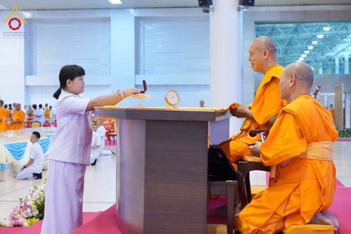 ภาพ No.338010:วันอาทิตย์ต้นเดือน 5 กรกฎาคม พ.ศ.2569 สัมมนาพิเศษ พิธีมอบพระของขวัญ ณ ห้องแก้วสารพัด1 วัดพระธรรมกาย