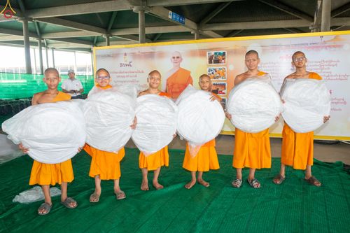 ภาพ No.322995:วันที่ 17-19 เมษายน พ.ศ.2569 การปูผ้ากระสอบขาว , เตรียมจุดฉัน , เตรียมจุดพักค้าง เพื่องานถวายมหาสังฆทาน 40,000 กว่าวัดทั่วประเทศ วันคุ้มครองโลก 22 เมษายน พ.ศ.2569 วัดพระธรรมกาย