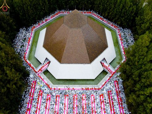 ภาพ No.69615:พิธีตักบาตรพระธรรมยาตราฯ ในโครงการธรรมยาตรากตัญญูบูชา มหาปูชนียาจารย์ พระมงคลเทพมุนี(สด จนฺทสโร) พระผู้ปราบมาร ปีที่ 11 ณ อนุสรณ์สถานลำดับที่ 1 สถานที่เกิดด้วยรูปกายเนื้อ อนุสรณ์สถานมหาวิหารพระมงคลเทพมุนี อ.สองพี่น้อง จ.สุพรรณบุรี