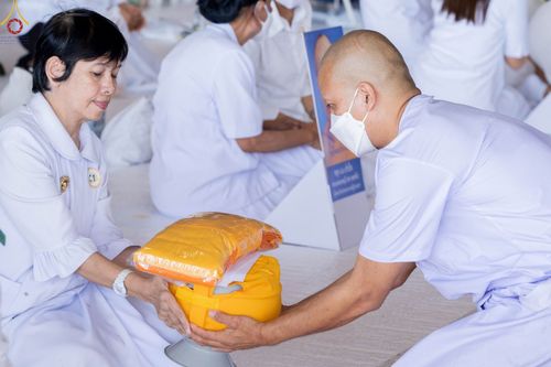 ภาพ No.63926:พิธีขอขมาและมอบผ้าไตรแด่นาคธรรมทายาท โครงการอุปสมบทบูชาธรรมมหาปูชนียาจารย์ วันอาทิตย์ที่ 20 พฤศจิกายน พ.ศ. 2565