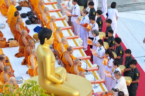 ภาพ No.284179:วันเสาร์ที่ 20 ธันวาคม พ.ศ.2568  พิธีตักบาตรพระ 10,000 รูป เนื่องในโอกาส 194 ปี จังหวัดกาญจนบุรี และอุทิศส่วนกุศลให้แด่บรรพชนทั้งหลาย บริเวณถนนสองแคว (Skywalk) เมืองกาญจนบุรี