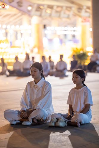 ภาพ No.280372:วันที่ 31 ธันวาคม พ.ศ.2568 -วันที่ 1 มกราคม พ.ศ.2569 พิธีฉลองชัยสวดมนต์บทธัมมจักกับปปวัตนสูตร ครบ 8,000,000,000 จบ , พิธีสวดมนต์ข้ามปี ณ วัดพระธรรมกาย