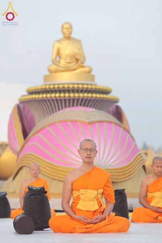 ภาพ No.299802:วันที่ 19 มกราคม พ.ศ.2569 พระธรรมยาตราปฏิบัติธรรมและถ่ายภาพหมู่ประวัติศาสตร์ ณ อนุสรณ์สถานลำดับที่ 5 สถานที่เผยแผ่วิชชาธรรมกายครั้งแรก  อนุสรณ์สถานบางปลาวัดบางปลา อ.บางเลน จ.นครปฐม ในโครงการธรรมยาตรา กตัญญูบูชา มหาปูชนียาจารย์ พระมงคลเทพมุนี(สด จนฺทสโร) 