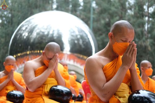 ภาพ No.69706:พิธีตักบาตรพระธรรมยาตราฯ ในโครงการธรรมยาตรากตัญญูบูชา มหาปูชนียาจารย์ พระมงคลเทพมุนี(สด จนฺทสโร) พระผู้ปราบมาร ปีที่ 11 ณ อนุสรณ์สถานลำดับที่ 1 สถานที่เกิดด้วยรูปกายเนื้อ อนุสรณ์สถานมหาวิหารพระมงคลเทพมุนี อ.สองพี่น้อง จ.สุพรรณบุรี