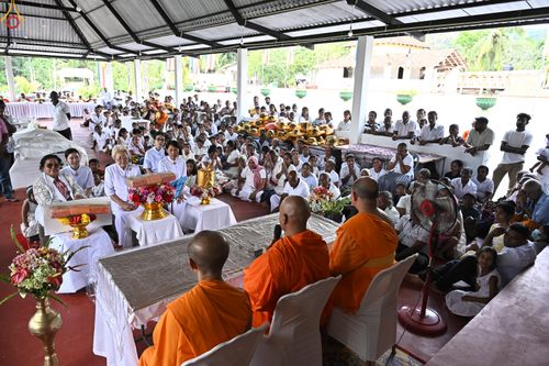 ภาพ No.278703:วันที่ 30 ตุลาคม พ.ศ.2568 กฐินสมทบต่างประเทศ โดยคณะศิษยานุศิษย์ บูชาธรรม 81 ปี หลวงพ่อธัมมชโย ณ วัดศรีสุดาสนะ รังกุต วิหาร ประเทศศรีลังกา