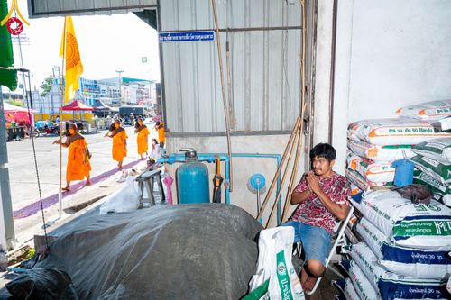 ภาพ No.106166:พิธีต้อนรับพระธรรมยาตรา ชุด 2 ในโครงการธรรมยาตรากตัญญูบูชา มหาปูชนียาจารย์  พระมงคลเทพมุนี(สด จนฺทสโร) พระผู้ปราบมาร  อนุสรณ์สถาน 7 แห่ง ปีที่ 12  วันที่ 3 มกราคม พ.ศ. 2567  ณ อนุสรณ์สถานโลตัสแลนด์ จ.สุพรรณบุรี