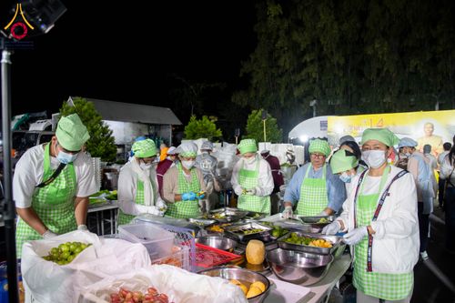 ภาพ No.287979:วันที่ 4 มกราคม พ.ศ. 2569 พิธีถวายภัตตาหารเป็นสังฆทาน แด่พระธรรมยาตรา ในโครงการธรรมยาตรา กตัญญูบูชา มหาปูชนียาจารย์ พระมงคลเทพมุนี(สด จนฺทสโร) พระผู้ปราบมาร อนุสรณ์สถาน 7 แห่ง ปีที่ 14 ณ อนุสรณ์สถานมหาวิหารพระมงคลเทพมุนี (โลตัสแลนด์) อ.สองพี่น้อง จ.สุพรร