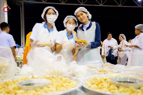 ภาพ No.287306:วันที่ 3 มกราคม พ.ศ.2569 พิธีถวายภัตตาหารเป็นสังฆทาน แด่พระธรรมยาตรา ณ วัดพระธรรมกาย  จังหวัดปทุมธานี ในโครงการธรรมยาตรา กตัญญูบูชา มหาปูชนียาจารย์ พระมงคลเทพมุนี(สด จนฺทสโร) พระผู้ปราบมาร อนุสรณ์สถาน 7 แห่ง ปีที่ 14