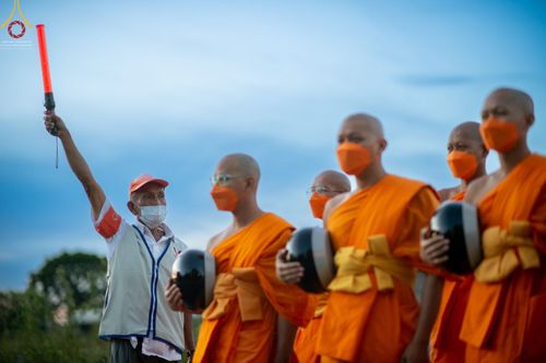 ภาพ No.69814:พิธีถวายภัตตาหารเป็นสังฆทาน แด่คณะพระธรรมยาตราฯ ในโครงการธรรมยาตราฯ ปีที่ 11 ณ อนุสรณ์สถานมหาวิหารพระมงคลเทพมุนี อ.สองพี่น้อง จ.สุพรรณบุรี วันที่ 7 มกราคม พ.ศ. 2566